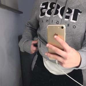 Grå hoodie - En grå hoodie från Gina tricot i stl s vilket den även sitter som. Lite nopprig men inget man tänker på då den fortfarnade är relativt mysig inuti och inga fläckar eller liknande. Bra skick helt enkelt🤍🤍säljer för har inte använt den på länge.