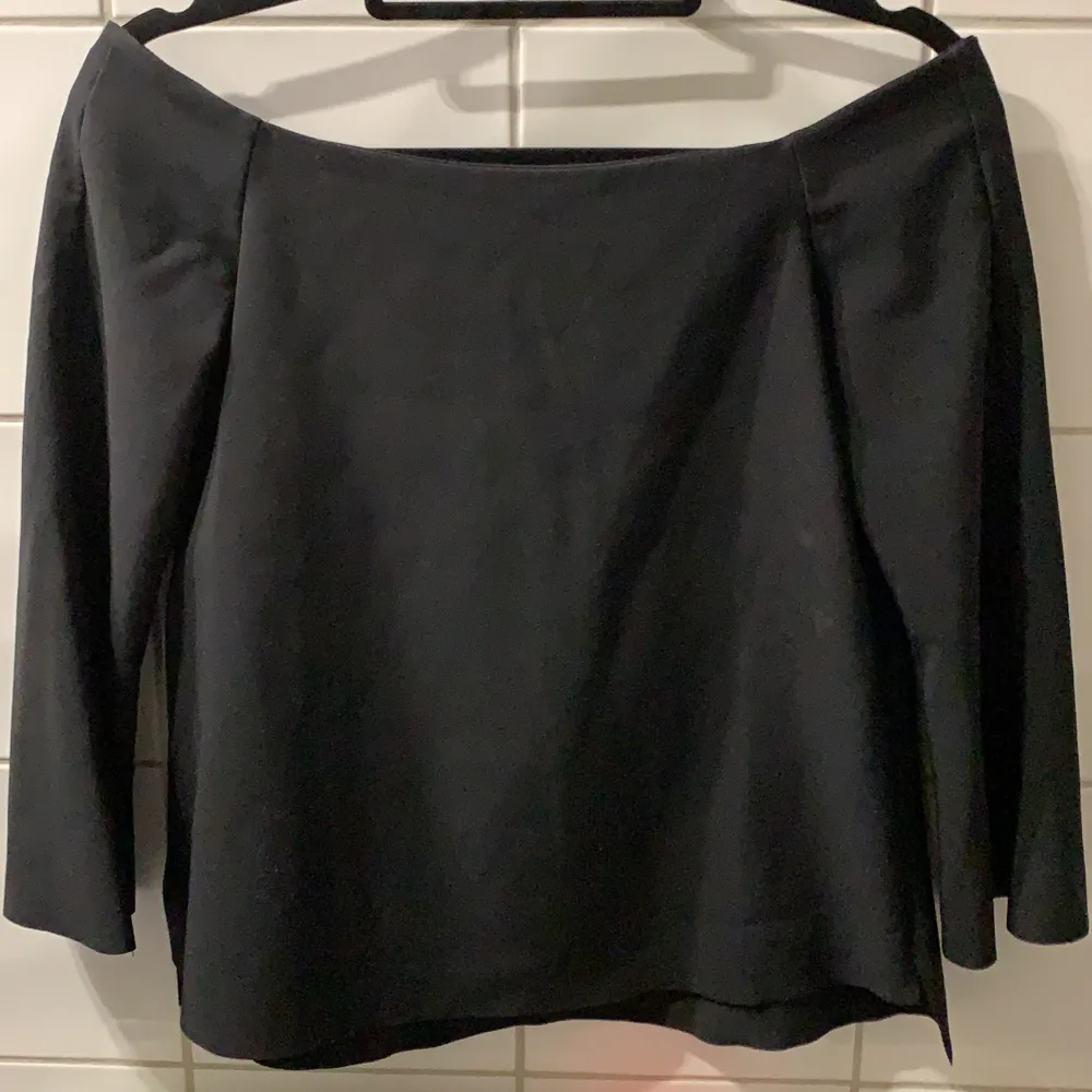 jättefin svart tröja från zara med utsvängda ärmar. säljer då den inte kommer till användning! frakt tilkommer🌷. Toppar.