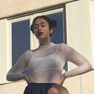 Polo-topp - Säljer nu min fina tröja som jag tycker om så mycket så den blivit för liten för mig och endast hänger i garderoben. En jättecool polotröja där en vit topp ingår (sitter fast inne på tröjan). Använd flertalet gånger. Säljes pga för liten.