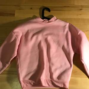 Säljer min fina rosa sweatshirt som jag använt ett fåtal gånger. Säljer den då jag kände att rosa inte var min färg. Fin, i bra skick och skriv vid intresse 💕👛🌸💖👚