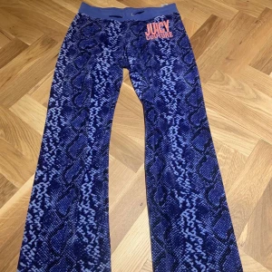 Juicy couture byxor - Juicy couture mjukis byxor. Väldigt bra skick, storlek 14. Passar XS