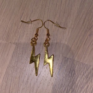 Örhängen blixt  - Guldfärgade örhängen SUPERFINA det finns även med små stjärnor och blixt med stjärnor så det är super fint !!