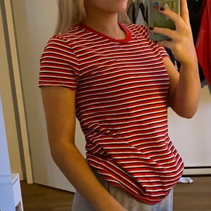 Levis t-shirt - Snygg randig t-shirt! Köpt på carlings för ca 1 år sedan men sparsamt använd :) Frakt tillkommer med 40 kr 💓