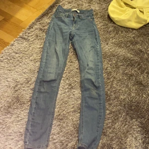 Ljusblåa skinny jenas modell Molly - Ljusblåa skinny jenas modell Molly från Gina  , sköna och tajta. Använd många gånger men de är fortfarande i ett bra skick. KÖPAREN STÅR FÖR FRAKTEN