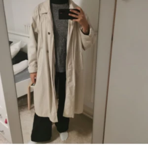 trench coat!!!!  - ursnygg vintage trenchcoat i fin ljus beige färg 💖 passa perfekt till hösten ❤️ köpt vintage 💘 passar många storlekar beroende på hur man vill att den ska sitta! är själv en S