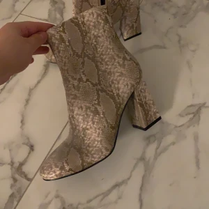 Ormskinnsklackar (ej använda)  - Helt oanvända klackar i strl 38. Säljer pga har inte användning för dom! 