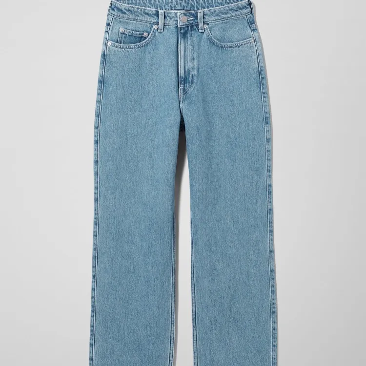 Säljer mina weekdayjeans som är i storlek 30/30. Ganska använda men jeansen är i väldigt bra kvalite.  Pris kan diskuteras och köparen står för frakt💗💗. Jeans & Byxor.