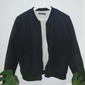 Brandy Melville bomberjacka  - En svart bomberjacka från Brandy Melville i One size (jag skulle säga att den är XS/S). Jag säljer den eftersom den tyvärr har blivit lite kort i armarna😥 Materialet är 100% bomull. Frakt tillkommer 💫