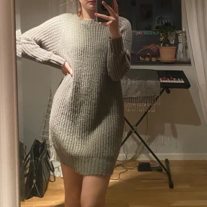 SUPER mysig stickad klänning - En jättegosig och mjuk klänning som går ungefär till mitt på låren på mig som är 170cm. Använd ett fåtal gånger, så bra skick och ej nopprig. Perfekt att ha till vardags eller bara som mys hemma.