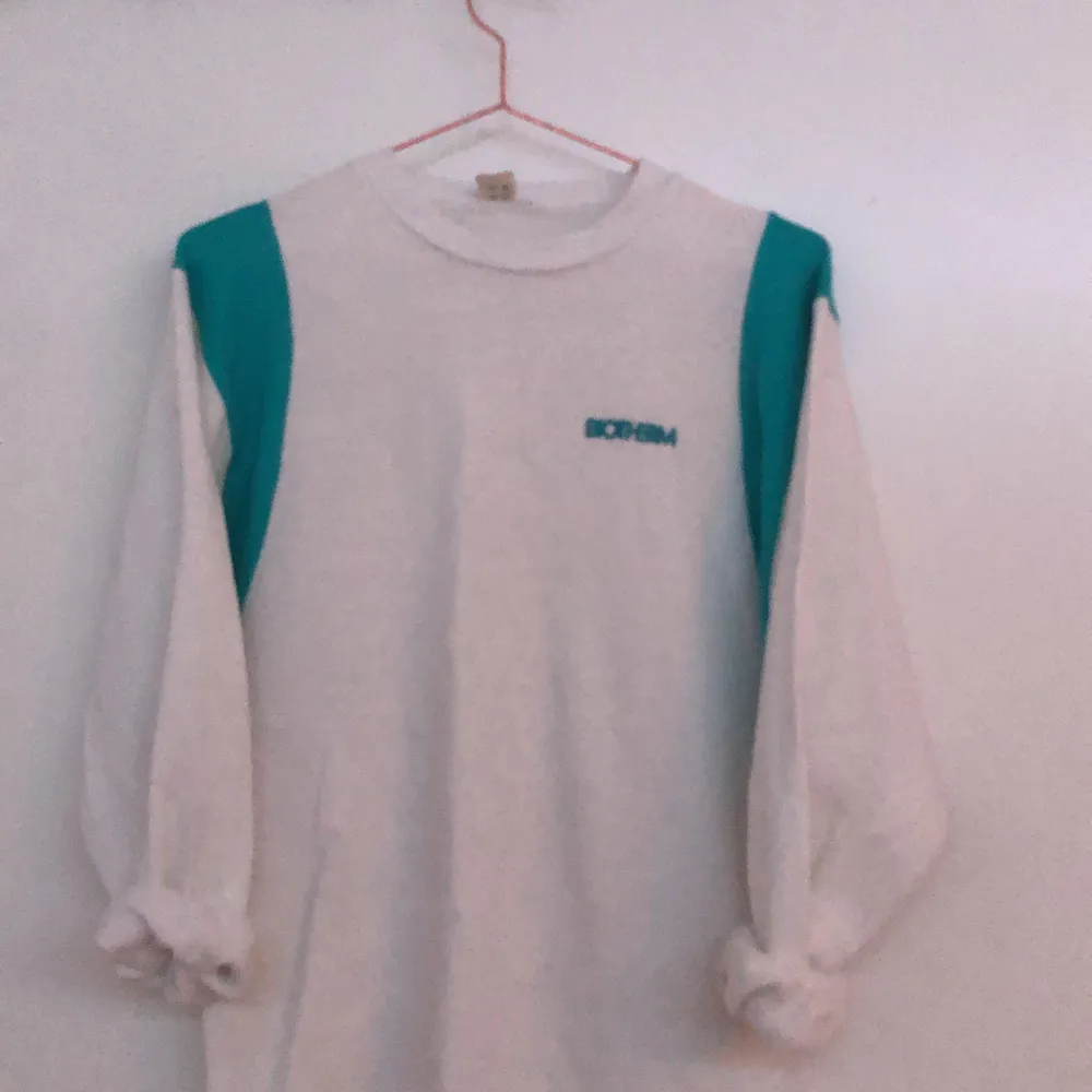 Sweatshirt från Beyond retro köpt för 400kr! Säljer då den inte kommer till användning. . Tröjor & Koftor.