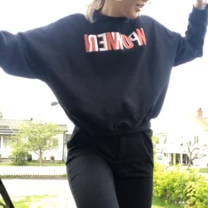 Svart sweartshirt - Svart asgo sweatshirt med trycket ”women power” med bokstäverna som går omlott varandra. Köpt på carlings förra året. Köparen står för frakt 