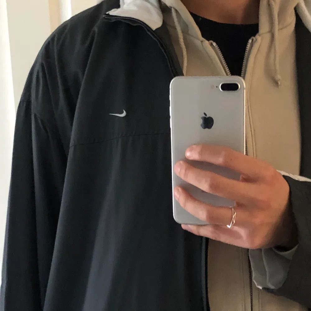 Supersnygg i princip oanvänd svart Nike jacka med vita detaljer! Perfekt nu i höst med en hoodie under. Skicket är som nytt och kvaliten är super. Köpare står för frakt 💓🥺.. Jackor.