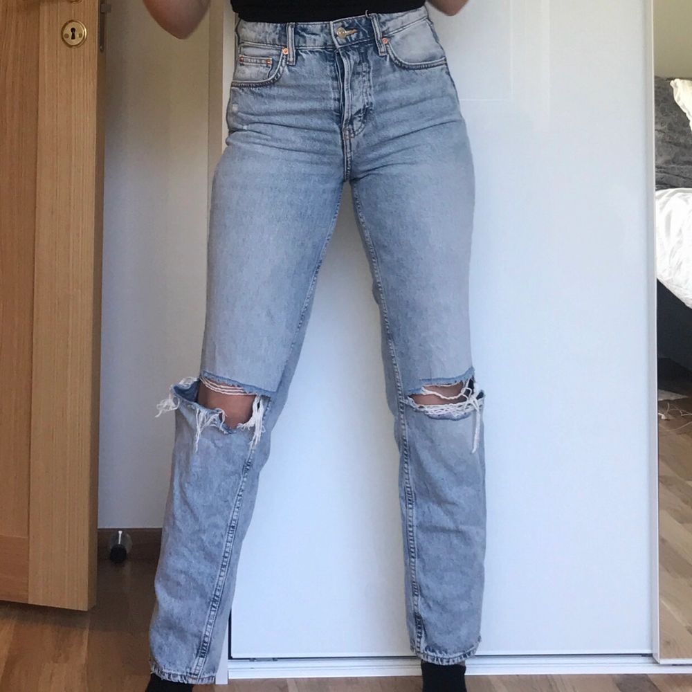 Håliga jeans från H&M, suuuuper snygga och sköna. Kommer tyvärr inte till användning. Skriv för fler bilder eller liknande🥰. Jeans & Byxor.