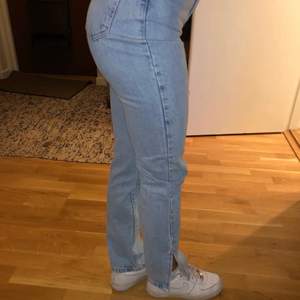 Jeans med slits i typ mom-modell från boohoo. Strl 32 men är mer som 34. (Petite) frakt 72kr, passar någon som är ca 160cm. Köpta här på plick men kommer ej till användning.