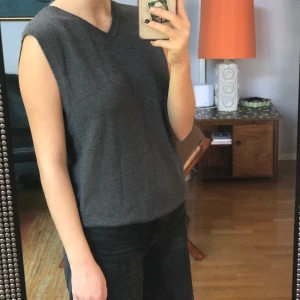klassisk grå väst  - Säljer en populär väst då den tyvärr är för stor i min smak. Köpt secondhand men har själv aldrig använt den.