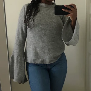 Jätte snygg tröja ifrån zara - Mjukt stickat material, utsvängda armar