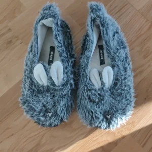 Söta kanintofflor Bikbok onesize - Söta kanintofflor från Bikbok. Osäker på vilken storlek de är men jag har storlek 38 och de har suttit bra. Fraktkostnaden tillkommer. 