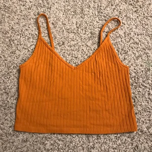 Topp - Senapsgul ribbad topp i relativt tjockt material, aldrig använd 💘