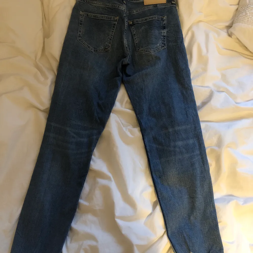  jeans från HM som jag tyvärr vuxit ur. Stl 160, sparsamt använda . Jeans & Byxor.