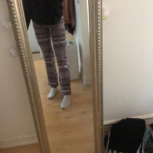 Utsvängda byxor strl S - Jättebekväma byxor som är i storlek 158-164, passar som S/XS. Frakt ingår i priset