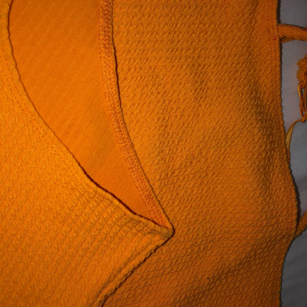 Snygg orange body från bikbok, strl XS🧡💛 kontakta för fler bilder! Köparen står för frakt 🚚 . Toppar.