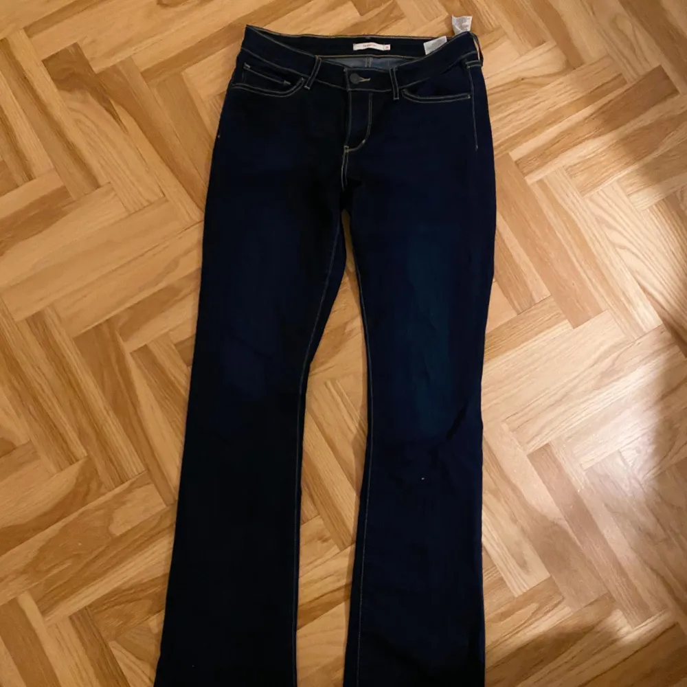 Säljer mina 715 Bootcut-jeans från Levis. Mörkblå tvätt. Storlek 31. Säljer för 400 kr. Knappt använda!. Jeans & Byxor.