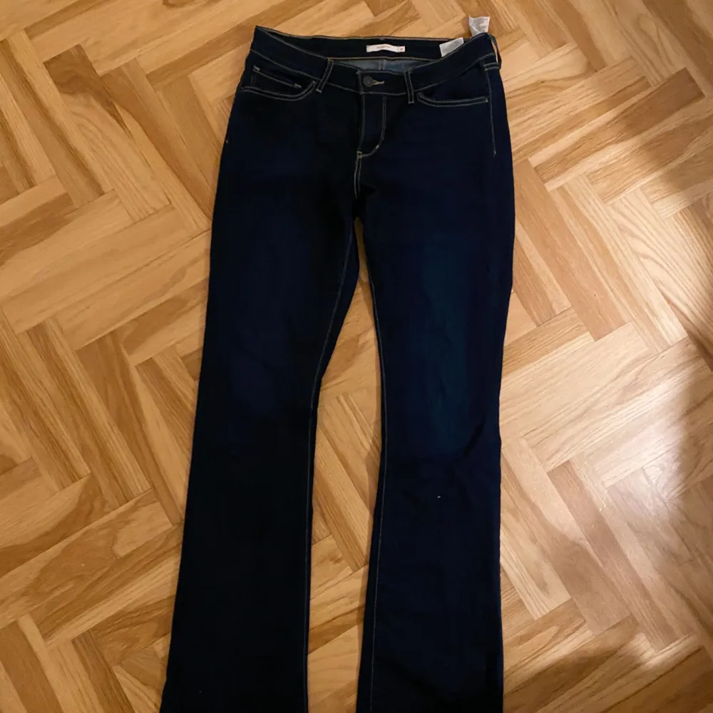 Säljer mina 715 Bootcut-jeans från Levis. Mörkblå tvätt. Storlek 31. Säljer för 400 kr. Knappt använda!. Jeans & Byxor.