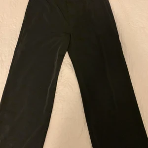 Svarta byxor  - Svarta byxor från BikBok. Säljes pågrund av att de blivit för stora. Endast använt ett par gånger. Byxorna är tunna och bekväma med en dragkedja på sidan. Midjan är lite stretchigare, strl 38 (S/M) ordinarie pris 299kr, säljes för 219, köparen står för frakten. Byxorna kan tvättas om så önskas. 