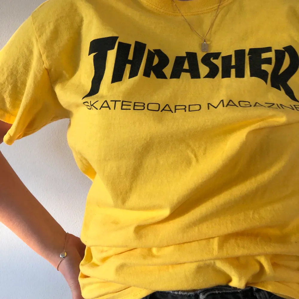 Thrasher t-shirt köpt i USA i strl M. Mycket bra skick, använd fåtal ggr, säljer då jag inte använder längre ⚡️⚡️🌞. T-shirts.