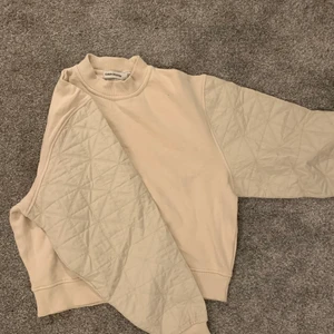 Beige tjocktröja med coola armar - Säljer denna sjukt snygga och coola tjocktröjan från Carin Wester. Frakt ingår inte i priset, buda💞