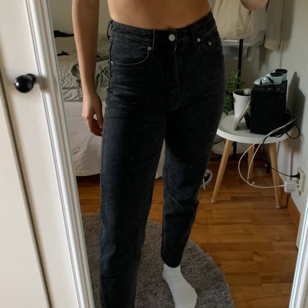 Svarta Lash extra high mom jeans från weekday, använda max 5 gånger och är som i nyskick (jag är 170cm lång) Skriv för flera bilder . Jeans & Byxor.