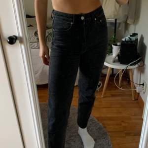 Svarta Lash extra high mom jeans från weekday, använda max 5 gånger och är som i nyskick (jag är 170cm lång) Skriv för flera bilder 