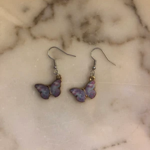 Fjärilsörhängen🦋🦋 - Jag säljer dessa jättefina fjärilsörhängen. Frakt på 11 kr tillkommer.🦋🦋💗