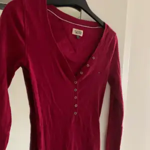Jättesnygg vinröd tröja från Tommy Hilfiger, knappt använd! Frakt tillkommer ❤️