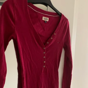 Tommy Hilfiger  - Jättesnygg vinröd tröja från Tommy Hilfiger, knappt använd! Frakt tillkommer ❤️