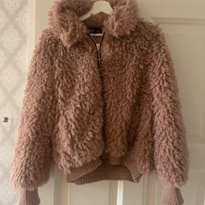 Zara rosa päls - Strl: M  - Super fin och mysig rosa päls från Zara som passar perfekt för att pigga upp höstmörkret som nu lurar runt hörnet 😇