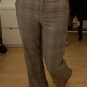 Rutiga Zarabyxor - Jättefina kostymbyxor med röda detaljer från Zara! I strl xs men passar även s:) Nästan aldrig använda pga för små!