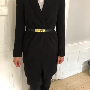Kappa med bälte - Svart kappa med tillhörande bälte från H&M. Kan skickas men då tillkommer fraktkostnad.