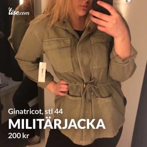 Militärgrön jacka  - Jacka med dragsko i midjan. Storlek 44 men skulle säga att den passar både s och m, fickor fram