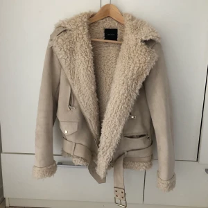 Jacka från Zara - Använd ett fåtal gånger. Köpt för ca 3 år sedan. Storlek M. 