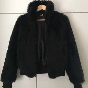 Svart gosig jacka! - Jätteskön pälsig (fuskpäls) jacka från JC storlek S. Jackan är stängbar. :) Fraktpris tillkommer 