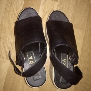 Skor från Zara - Fläckar på sulan, se bild 3. Möts endast upp, fraktar inget.