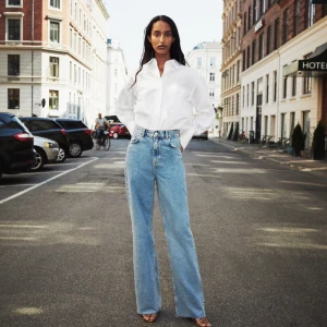 Zara jeans 90s full lenght  - Säljer mina jeans från Zara använda ett fåtal gånger, dem är långa men går att klippa kortare. Säljs för 250kr eller högre bud, köpare står för frakt 