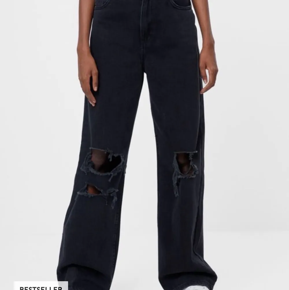 Säljer dessa svarta jeans då dem ej passade mig. Aldrig använda. Köparen står för frakten.. Jeans & Byxor.