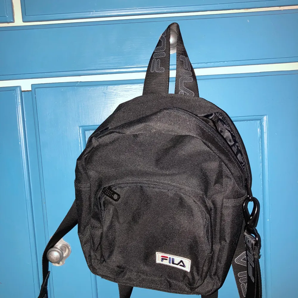 En liten ryggsäck från fila! Mått: 30x25x12 cm. Väskor.