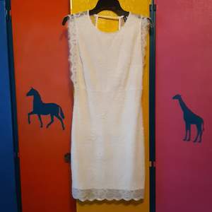 Snygg vit spets klänning. Använd endast 1 gång.