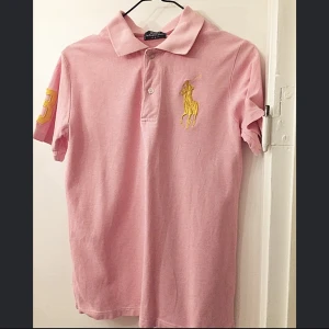  - Polo Ralph Lauren st L men passar bäst på m-s

Orginalpris 999kr