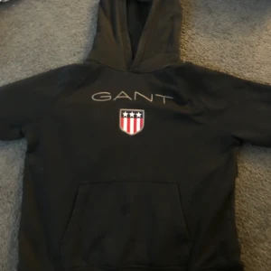 Svart gant Hoodie  - bra skick utom att de finns 1 fläck på fickan vid magen (syns dock bara på bild med tex blixt) . Kan mötas upp i Stockholm annars är det + frakt på priset om inget annat sägs☺️