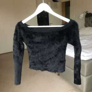 Off shoulder top från hm  - Svart top i faux fur, lite croppad, slutar vid naveln, använd få gånger så i väldigt bra skick, väldigt passande tröja för kallare dagar!❄️💞 köpare står för frakt😚