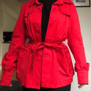 Trenchcoat - Kappa från märket 365 Sunshine i en jättefin röd färg. 🤍 Strl 36. 
